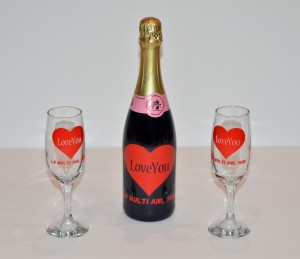 Set Sampanie Personalizata cu Doua Pahare Un cadou elegant si deosebit, ideal pentru evenimente speciale: nunta, aniversare, logodna sau cadou deosebit. Setul contine o sticla de sampanie si doua pahare, toate personalizate manual cu vopsea rezistenta. Detalii produs: Personalizare cu vopsea in culori la alegere: alb, rosu, albastru, auriu, grena Timp de executie: 1-2 zile lucratoare Folosim doar imagini vectoriale pentru o personalizare de calitate Pentru o grafica personalizata, ne puteti contacta prin mesaj WhatsApp Un set unic, realizat cu atentie si rafinament, care transforma orice ocazie intr-un moment memorabil.