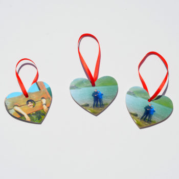 Ornament inima cu poze plastifiate - trei exemple cu fotografii si panglici rosii