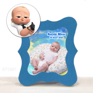 Rama Foto Baby Boss - Marturii Botez Baby Boss Rame foto marturii  botez tematica Baby Boss. Se personalizeaza cu fotografia dorita (fotografia este inclusa in pret). Se pot comanda minim 5 mini rame foto marturii. Dimensiune rama: aproximativ 12×10 cm Dimensiune fotografie: 6×7.7cm Ramele sunt realizate manual, din mucava, grosime rama 0,4 cm. Fotografia se introduce foarte usor, prin simpla glisare a acesteia in interiorul ramei. Optional rama se poate comanda cu suport de masa sau suport magnetic. Termen de executie: 1-3 zile lucratoare.