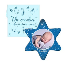 Marturii Botez Baiat Magneti SteaMarturii botez forma stea, plic inclus, culoare albastra Magnet plastifiat, decupat pe contur forma stea, personalizat cu fotografia dorita, prenume bebe si data nasterii sau data evenimentului. Caracteristici produs: – magnet cu decupare pe contur, forma stea; – dimensiune 9 cm x 9 cm; – magnet plastifiat; – grosime 1,2 mm; – se personalizeaza cu o fotografie la alegere; - plic inclus.