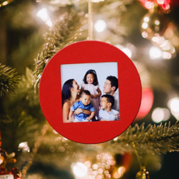 Glob rosu personalizat cu poza de familie, agatat in brad