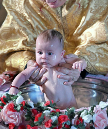 Bebelus la botez in cristelnita, biserica Ploiesti, fotografie profesionala botez