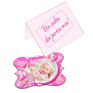 Marturii Botez Fetite Magneti Roz - Magneti Marturii Botez Transformă amintirea botezului într-un cadou memorabil cu acest magnet personalizat în formă vintage, realizat din materiale de calitate premium. Fiecare magnet este decupat cu grijă pe contur, laminat pentru protecție și personalizat cu fotografia bebelușului, prenumele și data nașterii sau data botezului. Această mărturie este o alegere elegantă pentru părinții care doresc să ofere invitaților o amintire durabilă, cu adevărat personală. Magnetul vine însoțit de un plic roz, potrivit pentru a fi dăruit cu stil. Botezul este unul dintre cele mai importante momente din viața unei familii, încărcat de simboluri și tradiții. Dacă vrei să afli mai multe despre semnificația religioasă și culturală a botezului, îți recomandăm această resursă utilă. Pentru organizarea completă a evenimentului și inspirație privind mărturiile și invitațiile, poți consulta acest ghid practic pentru părinți, iar pentru idei creative de prezentare, vezi colecția de pe Pinterest. Caracteristici produs: Magnet plastifiat, grosime 1,5 mm – calitate premium Dimensiune: 9.5 cm x 6.5 cm Formă vintage, decupat pe contur Personalizat cu fotografie, prenume și dată Include plic roz, gata de oferit invitaților Ideal pentru botezuri, dar și pentru aniversări sau petreceri de 1 an. Acest magnet personalizat nu este doar un suvenir, ci o amintire cu suflet. GoogleReview Facebook Toate produsele marturii botez fetite, marturii botez fetita, marturi botez fetita, marturii pentru botez fetite, marturii botez magnet, marturii magnetice botez, magneti marturii botez, marturii botez magnet cu poza, magnet marturie botez
