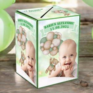Cutie dar botez ursulet personalizata cu baloane pe fundal verde deschis