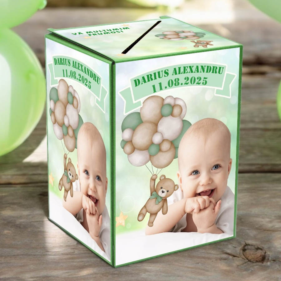 Cutie dar botez ursulet personalizata cu baloane pe fundal verde deschis