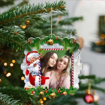 Ornament brad cu poza si rama festiva, cu Mos Craciun, crengute verzi si globulete aurii