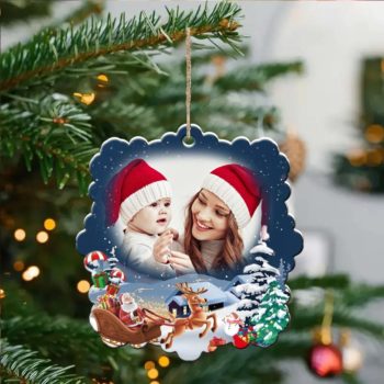 Ornament brad cu poza si Mos Craciun in sanie, cu ren si brazi inzapeziti, forma fantezie