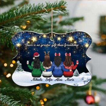 Ornament brad personalizat pentru prietene cu patru prenume, stele aurii si mesaj despre prietenie