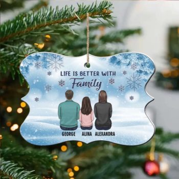 Ornament brad personalizat pentru familie cu trei personaje si prenume, model Life Is Better with Family