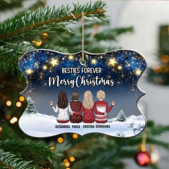 Ornament de brad Besties Forever cu patru prietene si prenume, agatat in bradul de Craciun
