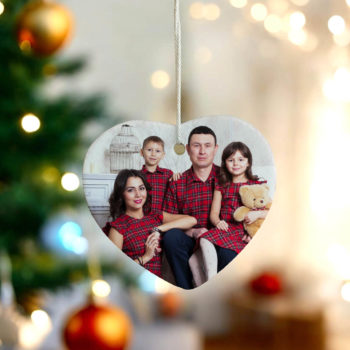 Ornament ceramic inima personalizat cu fotografie de familie, suspendat in decor de Craciun