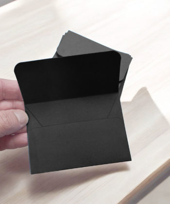 Plic negru 10,5 x 7,5 cm deschis cu clapeta fara adeziv