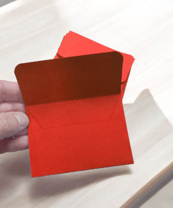 Plic rosu deschis din carton 10,5 x 7,5 cm