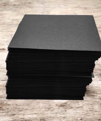 Teanc de plicuri negre din carton 160 gr/mp, dimensiune 10,5 x 7,5 cm