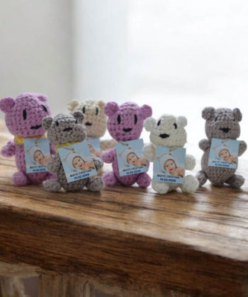 Marturii Ursulet Botez Unicate Figurina crosetata - ursulet, marturie pentru botez. Mărturiile de botez în formă de ursuleți croșetați sunt suveniruri adorabile, lucrate manual, ideale pentru a marca evenimentul special al botezului copilului dumneavoastră. Fiecare ursuleț are o înălțime de aproximativ 6-7 cm și poate fi personalizat cu fotografia bebelusului cu prenumele și data evenimentului, oferind astfel o amintire unică și personală pentru invitați. Caracteristici principale: Dimensiuni: 6-7 cm înălțime Personalizare inclusă: poza + prenumele copilului și data botezului Disponibilitate: posibilitatea de precomandă Aceste mărturii sunt realizate cu grijă și atenție la detalii, fiind potrivite atât pentru fetițe, cât și pentru băieței. Ele adaugă o notă de căldură și autenticitate evenimentului, fiind apreciate de invitați pentru originalitatea și frumusețea lor. marturii botez ursuleti crosetati, marturii botez crosetate, marturii crosetate, marturii botez ursulet, marturii crosetate botez, marturii botez personalizate