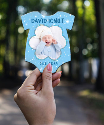 magneti marturii botez baieti magnet tricou tinut in mana