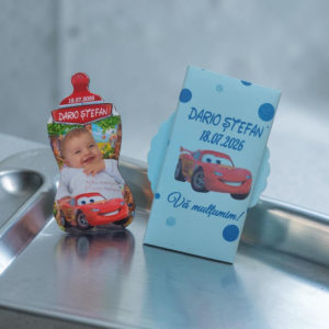 Magnet personalizat pentru botez baiat alaturi de cutiuta personalizata