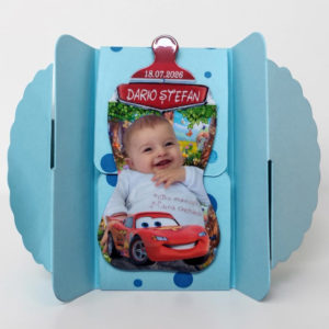 Marturie botez baiat cu magnet personalizat asezat in cutiuta
